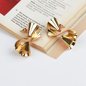 TRIBAL ZONE GOLDEN TWIST STUD EARRING