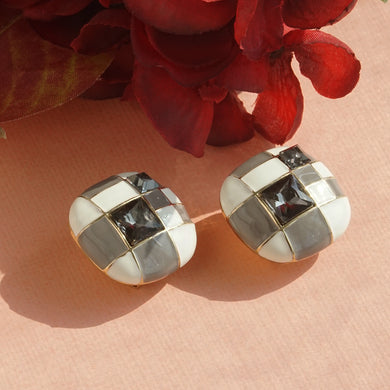 Pair of checkered earrings with black stone details
