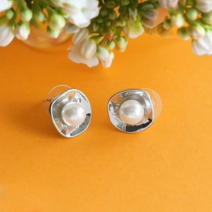 TRIBAL ZONE SIMPLE SILVER  PEARL STUD EARRINGS