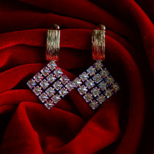 Load image into Gallery viewer, TRIBAL ZONE GLORIOUS TRAINGLE STONE GOLDEN EARRING
