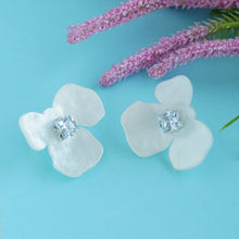 Load image into Gallery viewer, Flower Petal Stud Earrings