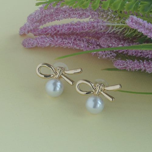 Classic Gold bow earrings with pearls