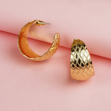 Load image into Gallery viewer, TRIBAL ZONE GOLDEN CLASSIC STUD EARRING