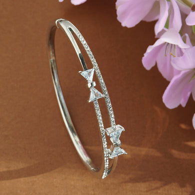 TRIBAL ZONE PRETTY BOW SILVER BANGLE