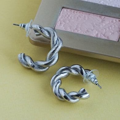 Hoop earrings with twisted design