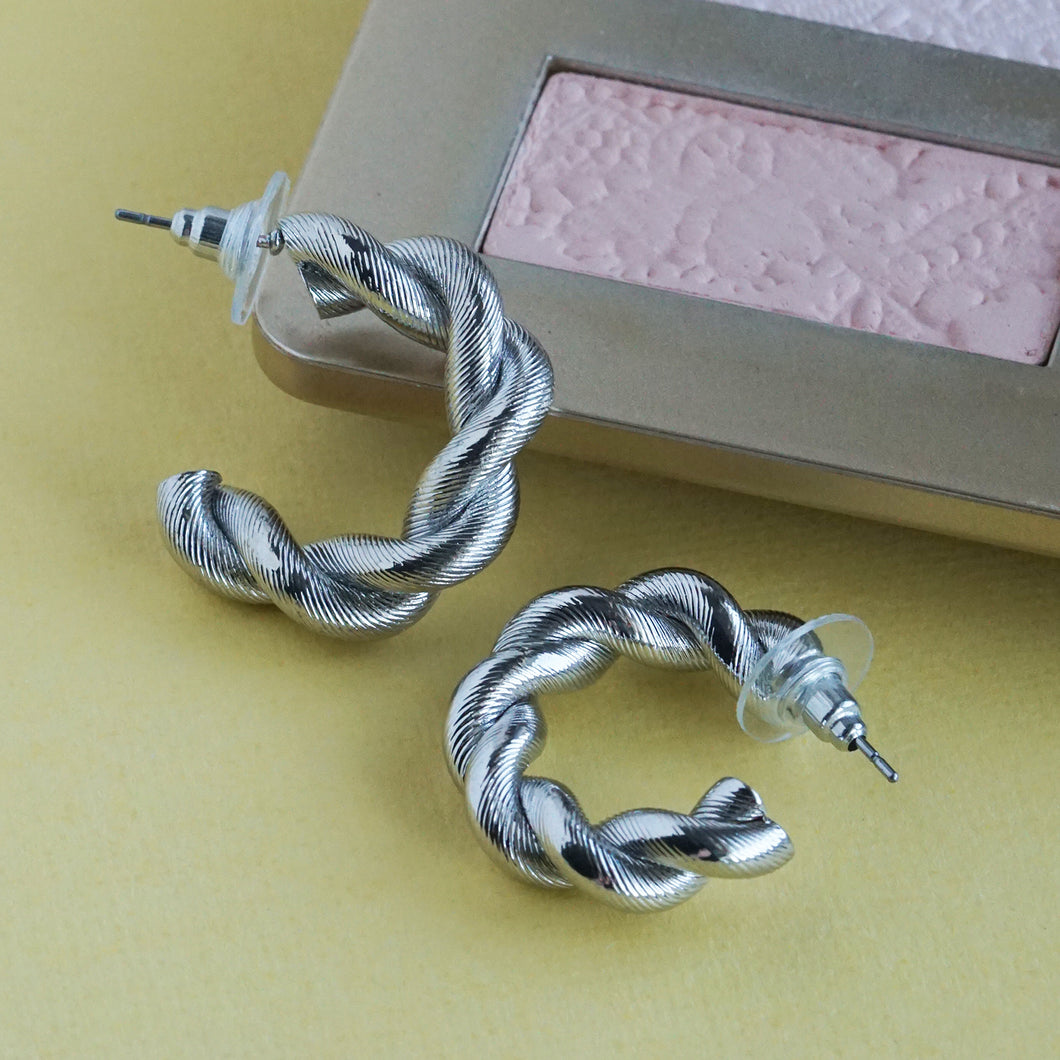Hoop earrings with twisted design