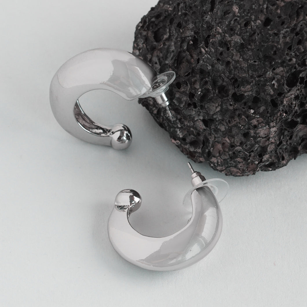 TRIBAL ZONE SILVER PLEATED  C HOOP STUD EARRING
