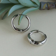 Load image into Gallery viewer, Classic Polished Silver Hoop Earrings