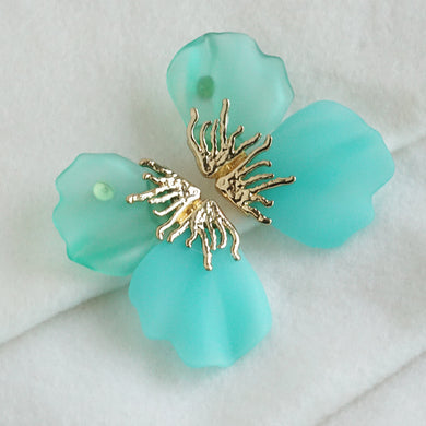 Turquoise flower-shaped earring with gold center