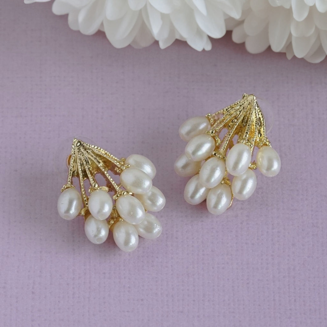 TRIBAL ZONE CLASSIC GOLDEN  BUNCH PEARL STUD EARRING