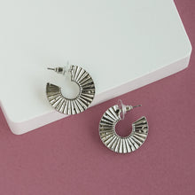 Load image into Gallery viewer, Chic Gold hoop earrings
