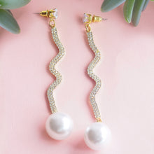 Load image into Gallery viewer, TRIBAL ZONE  EXCLUSIVE GOLDEN DIAMOND PEARL DROP EARRING
