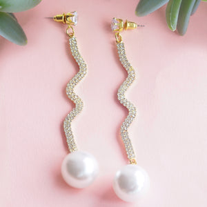 TRIBAL ZONE  EXCLUSIVE GOLDEN DIAMOND PEARL DROP EARRING