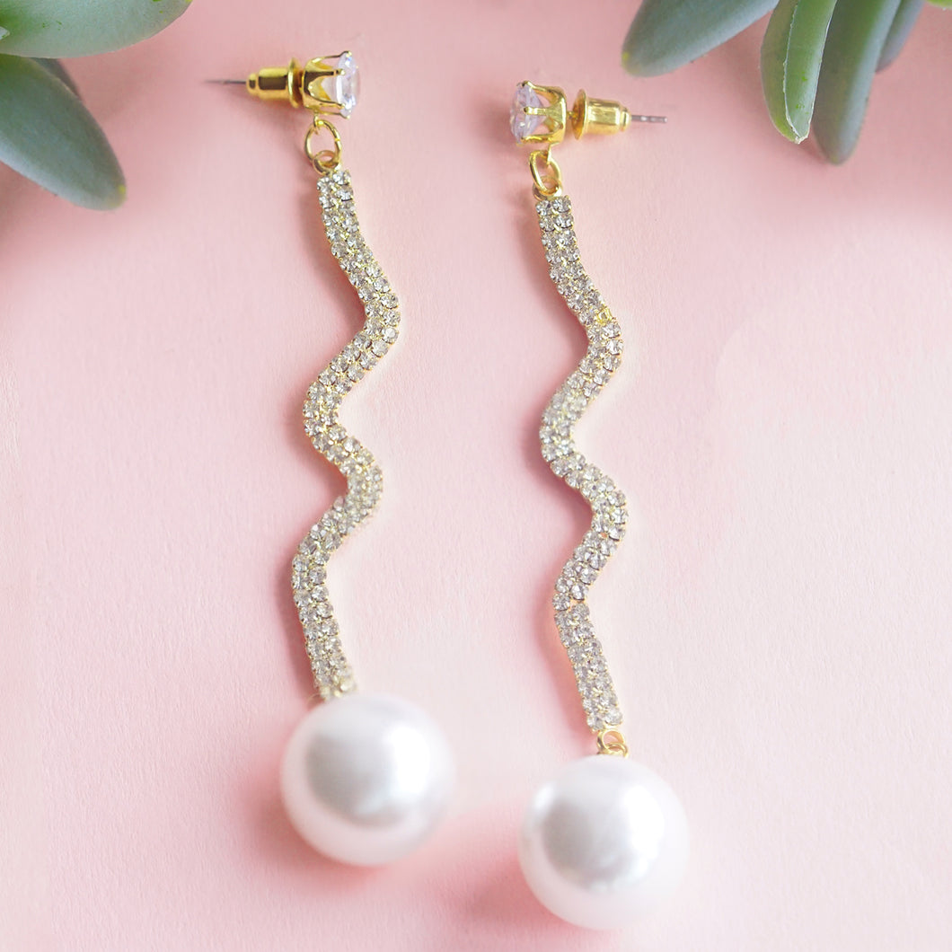 TRIBAL ZONE  EXCLUSIVE GOLDEN DIAMOND PEARL DROP EARRING