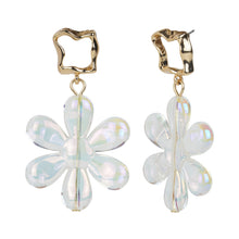 Load image into Gallery viewer, Flower-shaped earrings with gold detail