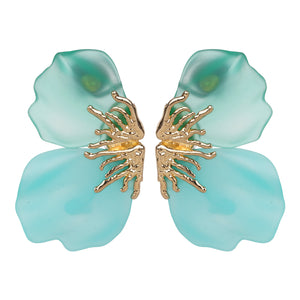 Turquoise flower-shaped earring with gold center