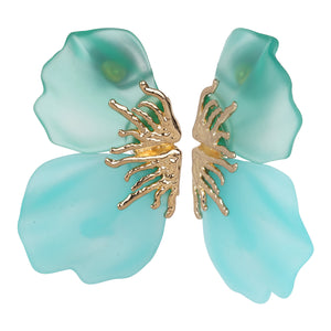 Turquoise flower-shaped earring with gold center