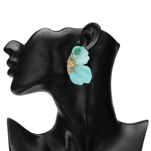 Turquoise flower-shaped earring with gold center