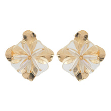 Load image into Gallery viewer, TRIBAL ZONE BEAUTIFUL FLORAL STUD EARRING