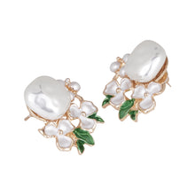 Load image into Gallery viewer, Pearl Blossom Stud Earrings