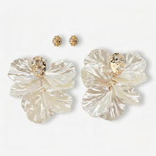 Load image into Gallery viewer, Leafy Blossom White Earring