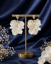 Load image into Gallery viewer, Leafy Blossom White Earring