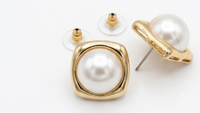 Load image into Gallery viewer, Gold Square Frame Pearl Stud Earrings