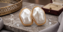 Load image into Gallery viewer, Baroque Pearl Gold Chain Border Earrings