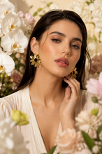 Load image into Gallery viewer, Gold Open Daisy Stud Earrings