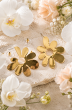 Load image into Gallery viewer, Gold Open Daisy Stud Earrings