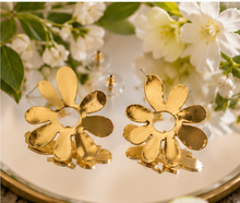 Load image into Gallery viewer, Gold Open Daisy Stud Earrings