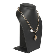 Load image into Gallery viewer, GOLD LINKED CHAIN NECKLACE WITH CIRCULAR PENDANT